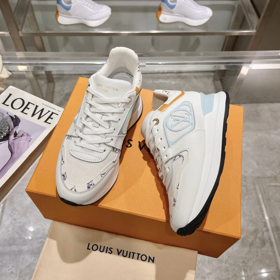 [L Family] P: 760💰Size 35-42 for women, 39-46 for men, (41.42 for women, 45.46 for men, customized) .LV Donkey Brand 🔥🔥LOUIS VUITTON Louis Vuitton's official website synchronizes the 2025 autumn and winter couple's models, which are now on the market, this Neo Run Away sneakers are inspired by running shoes, integrating LV's iconic must-have shoes into the trend. This version is a 1:1 replica of the original version. It is made of two-tone calfskin to highlight its simple lines and unique wedge outsole. Key details include the LV initials on the side and an engraved gold heel stabilizer on the back plus a 2cm hidden insole.
